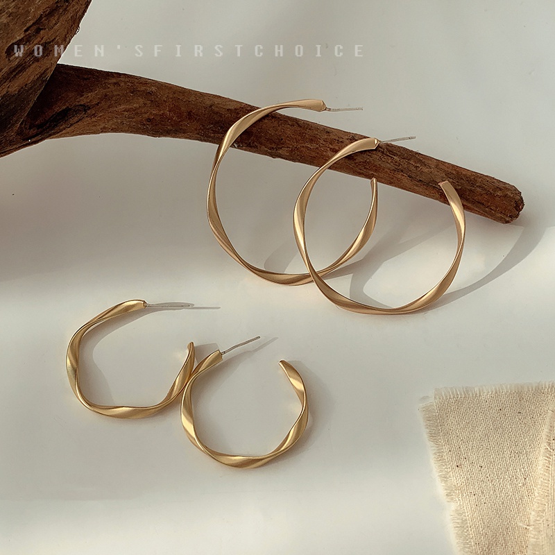 Khuyên tai tròn phong cách Hàn Quốc