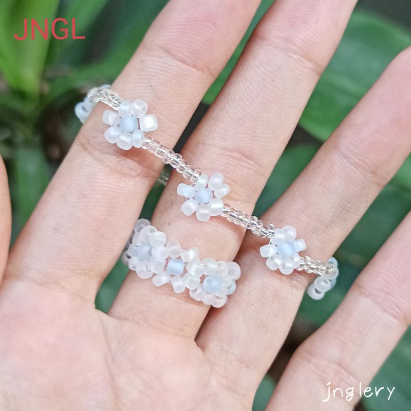 Vòng tay hoa hạt cườm hoa màu trắng