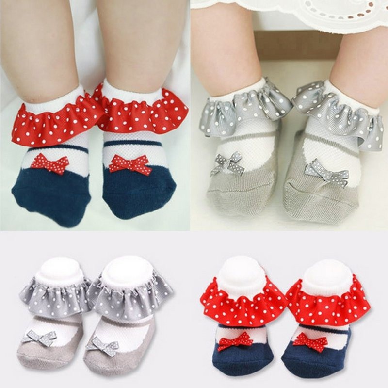 Đôi vớ cotton nhún bèo phối họa tiết chấm bi xinh xắn dành cho bé gái