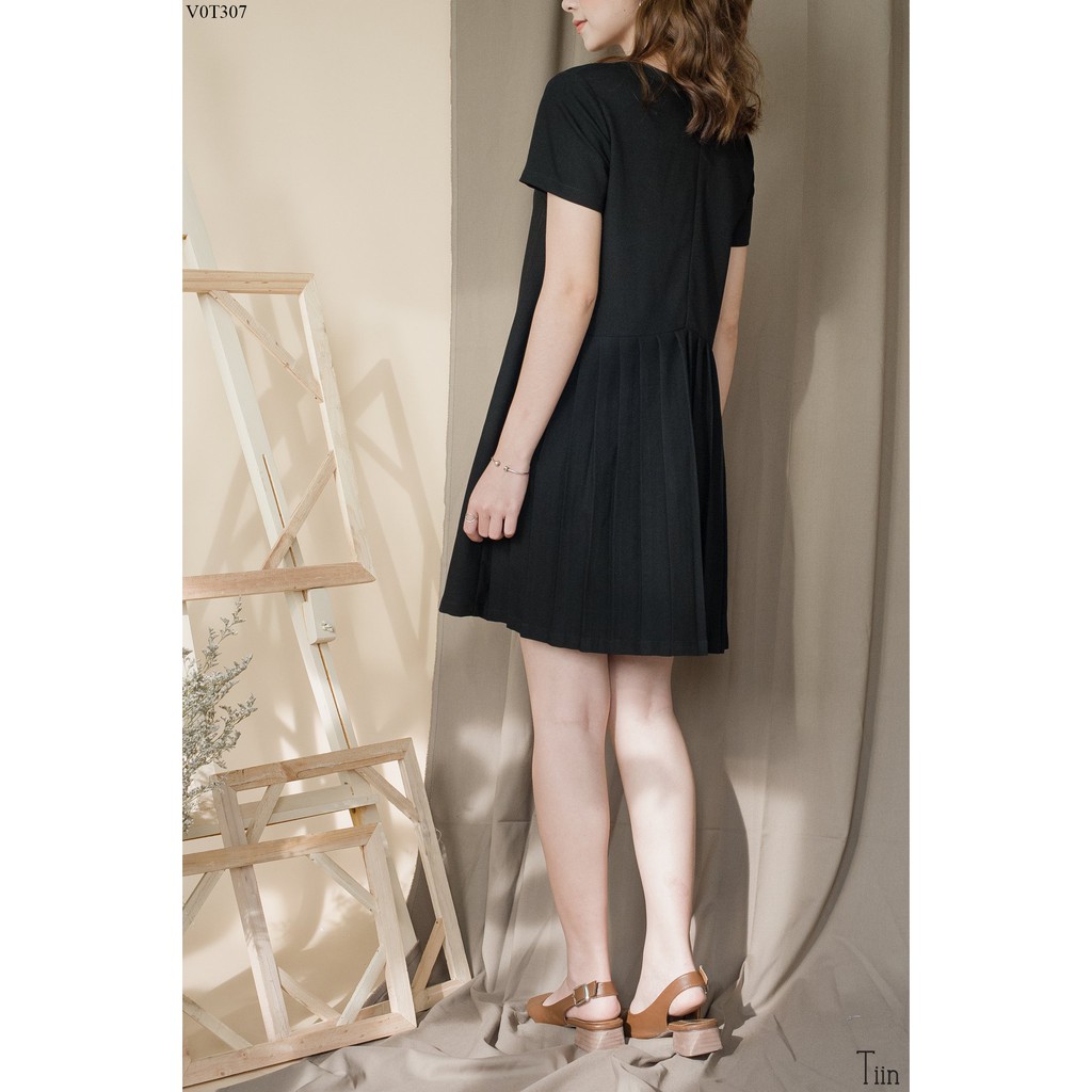 Váy cổ choker dáng suông xếp ly sau TIIN STORE VHN307