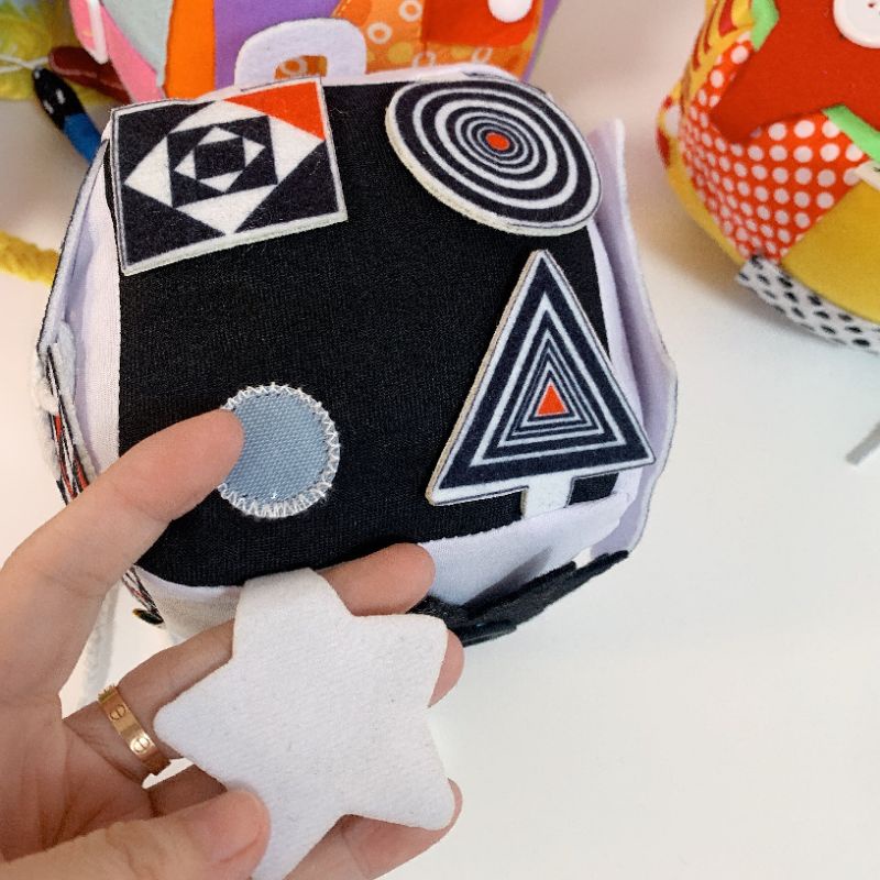 Khối Lập Phương Bằng Vải Mềm Đen Trắng Đồ Chơi Kỹ Năng Cho Bé Phát Triển Vận Động Tinh SV47