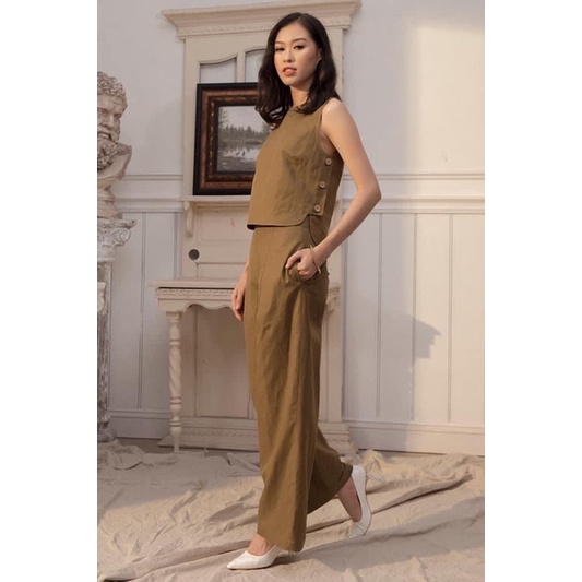 Áo linen sát nách nút gỗ
