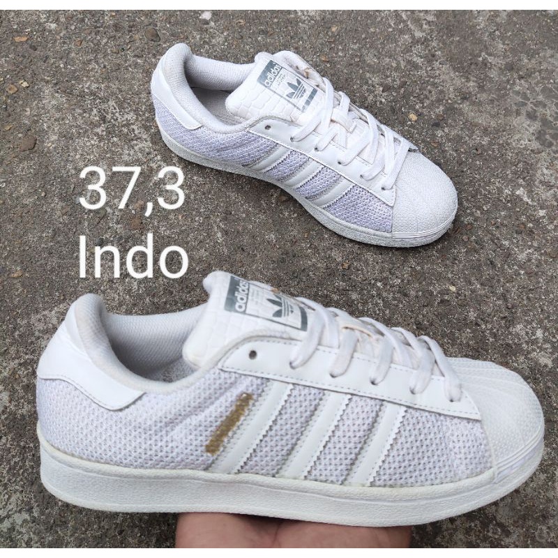 giày thể thao 2hand adidass chính hãng , độ mới 95% báo chính hãng , size 37,3 độ mới 95% bao chính hãng