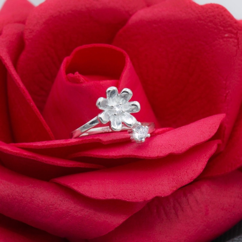 Nhẫn hoa 1 viên đá zc chéo bạc chuẩn