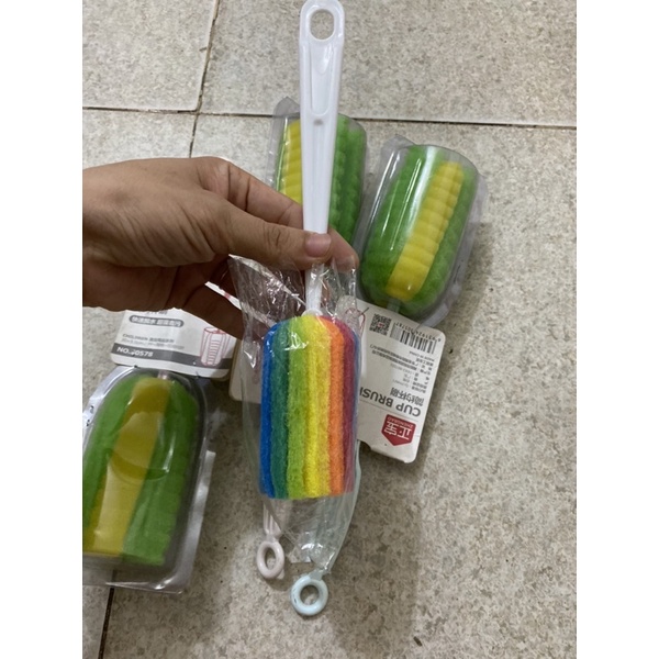 Cây cọ rửa cốc, bình sữa tạo nhiều bọt