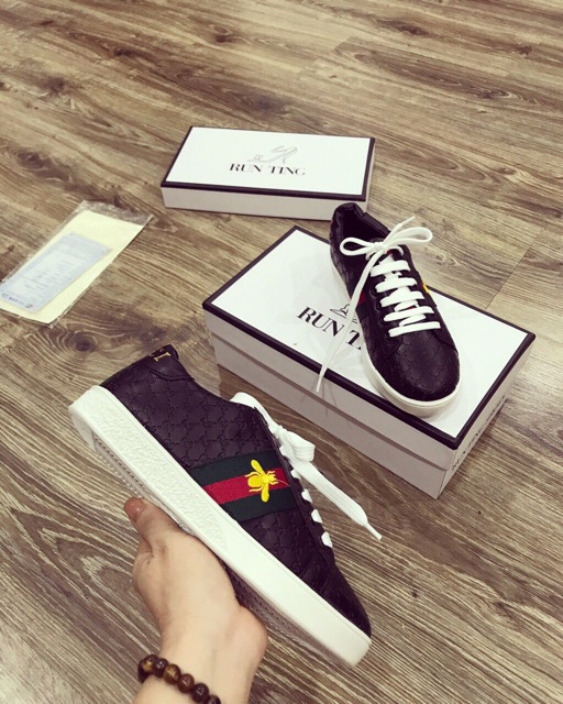 Giày thể thao vân hoạ tiết thêu ong | BigBuy360 - bigbuy360.vn