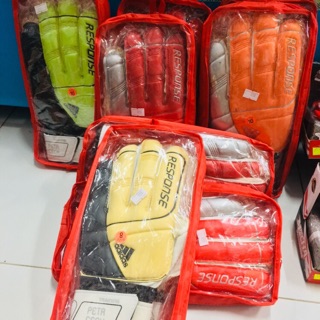 Găng tay thủ môn có xương