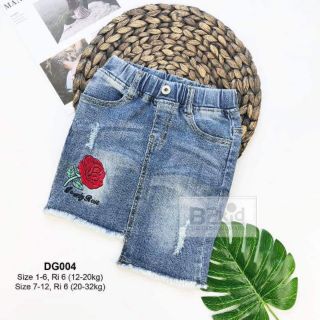 Chân váy jean cho bé gái. Shop còn size 7 cho bé 20-21kg và size 11 cho bé 29-30kg. Vải jean mềm co giản thoải mái......