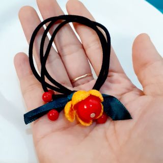 Cột tóc cherry đỏ phong cách Hàn Quốc