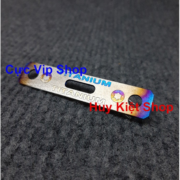 (Sử Dụng Cho Mọi Loại Xe) Logo Titanium Tem Kẹp Dè Chữ Đẳng Cấp