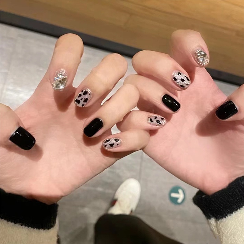 Bán Sỉ Móng Tay Giả Ngắn Màu Đen Và Bạc Họa Tiết Da Báo Kim Cương Pha Lê Cá Tính Mặc Được