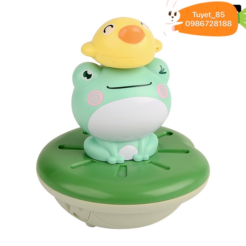 Chú ếch xanh phun nước ngộ nghĩnh