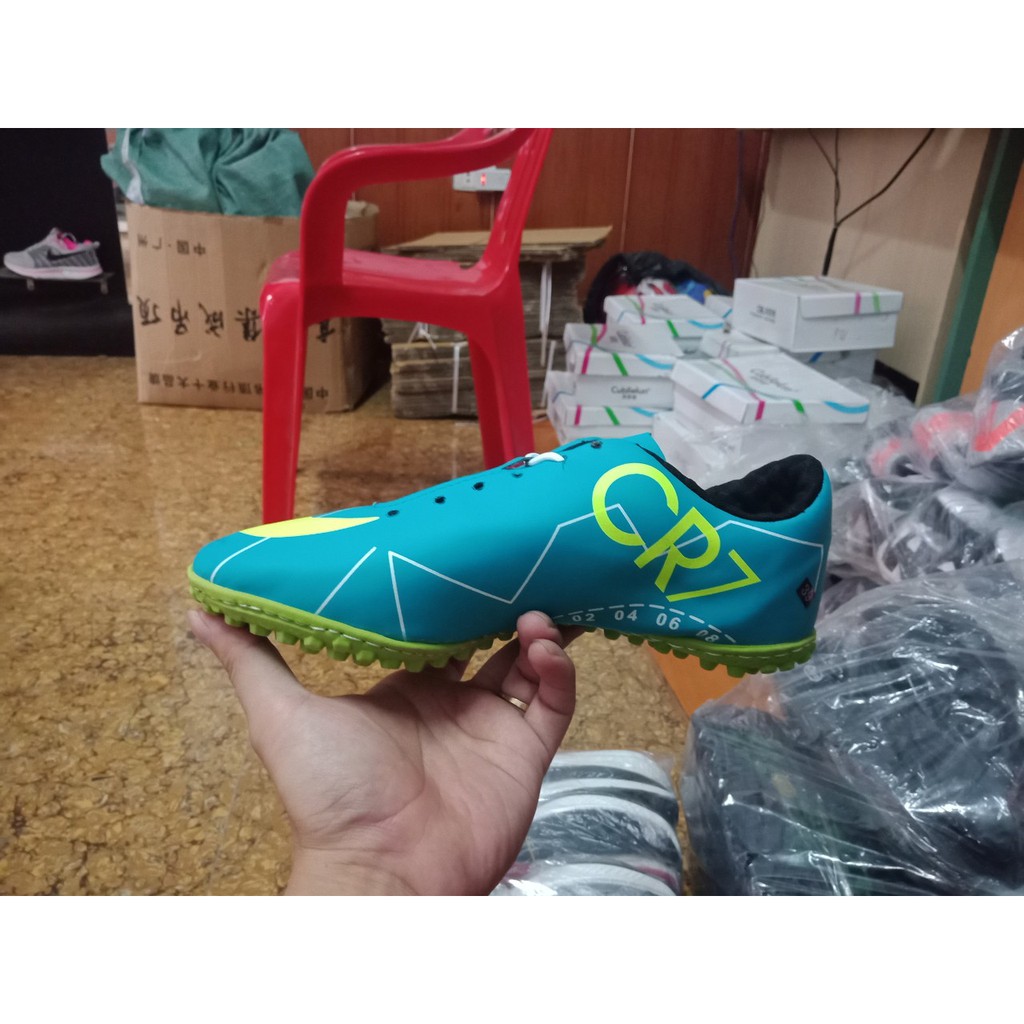 giày đá bóng CR7