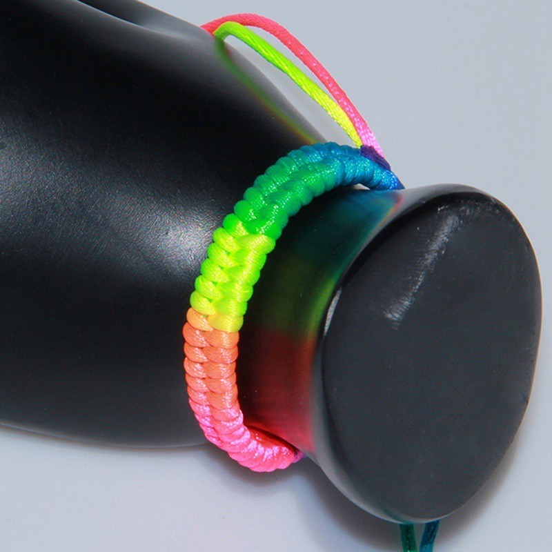 Vòng tay đan thắt màu cầu vồng độc đáo | BigBuy360 - bigbuy360.vn