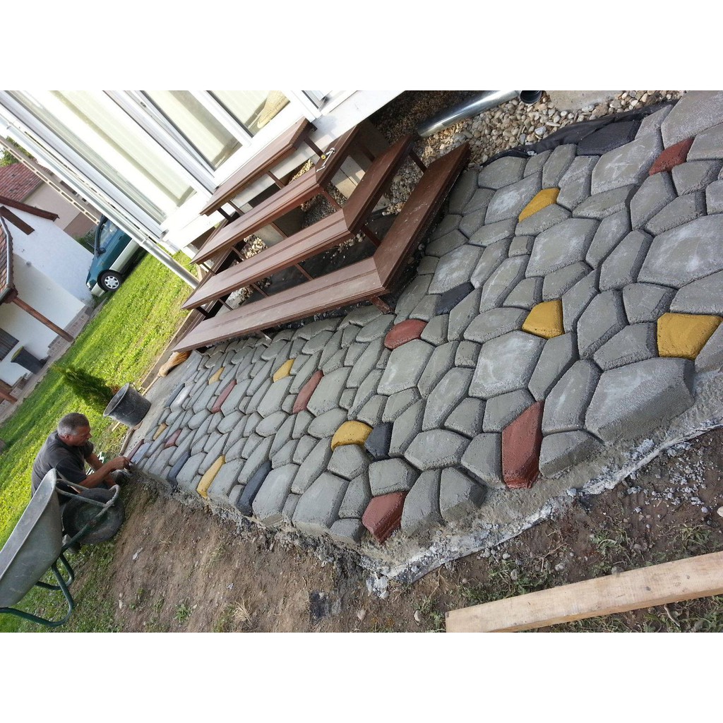 Khuôn gạch sân vườn 43x43x4cm tặng kèm gáo xúc bằng nhựa