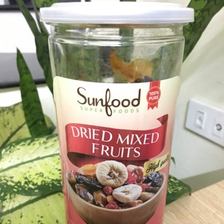 Hoa quả mix gồm sung mỹ, xoài, mơ sấy dẻo, nam việt quất, nho