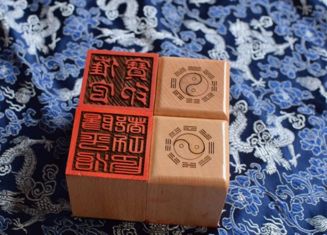 Con dấu đỏ - Triện gỗ khắc chữ Trung Quốc