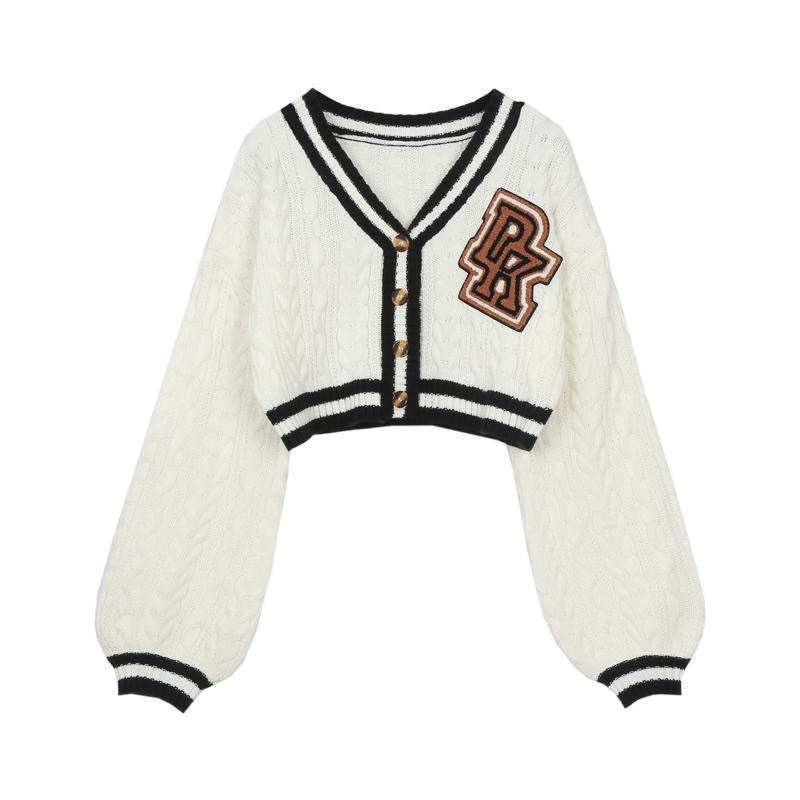 Áo len croptop và sơ mi trắng kèm cà vạt