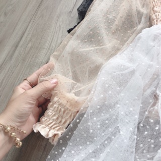 Áo trễ vai tay phồng chấm bi