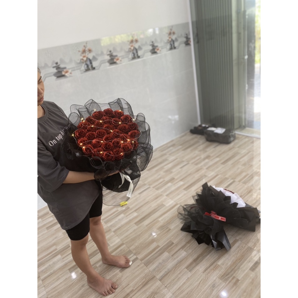 BÓ HOA NHŨ KIM TUYẾN 30 BÔNG CAO CÂP BẰNG GIẤY GẤM VÀ LƯỚI CỨNG KEM ĐÈN