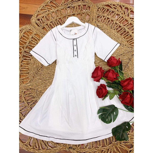 Váy trắng cổ tròn viền đen HSU1