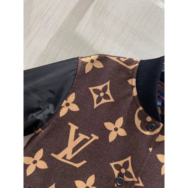 Áo khoác dạ dáng bomber cho nữ hoạ tiết chữ màu nâu phối đen thương hiệu thời trang cao cấp Louis Vuitton LV