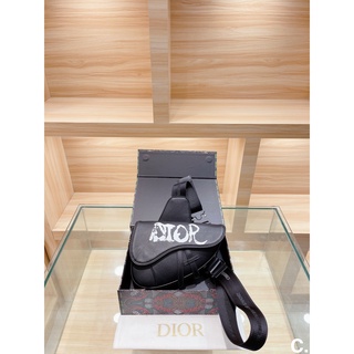 Túi đeo chéo ngực Dior kiểu yên ngựa dành cho nữ
