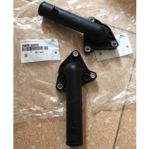 Cút nước vào sau máy 1.1 Hyundai Getz, Nắp đậy van hằng nhiệt - Phụ tùng xe cỏ, 2563202802