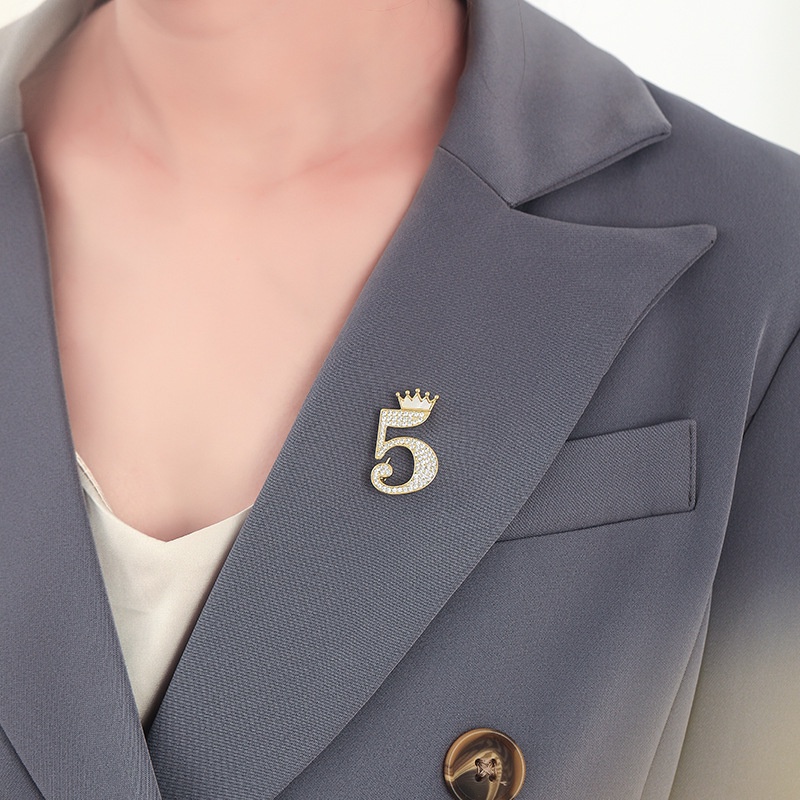 Ghim Cài Áo Hình Số 5 Vương Miện Đính Đá Sang Trọng