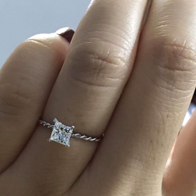 E Thanh lý giá công khai 15,5 triệu( cả nhẫn luôn ạ) trắng F / sạch I . Bao kiểm định kim cương thiên nhiên