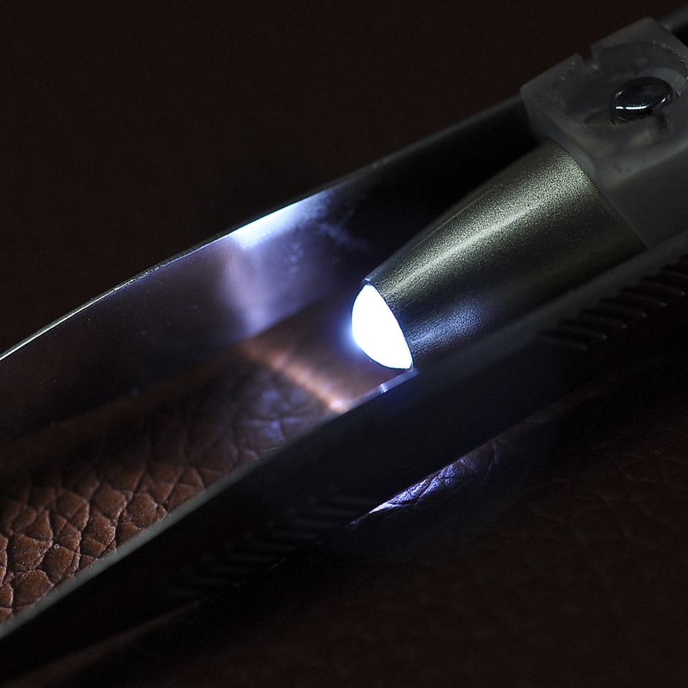 Nhíp nhổ lông mi có đèn LED