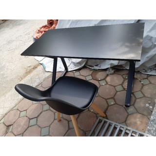 bàn gỗ cao su và 4 ghế eames đệm da