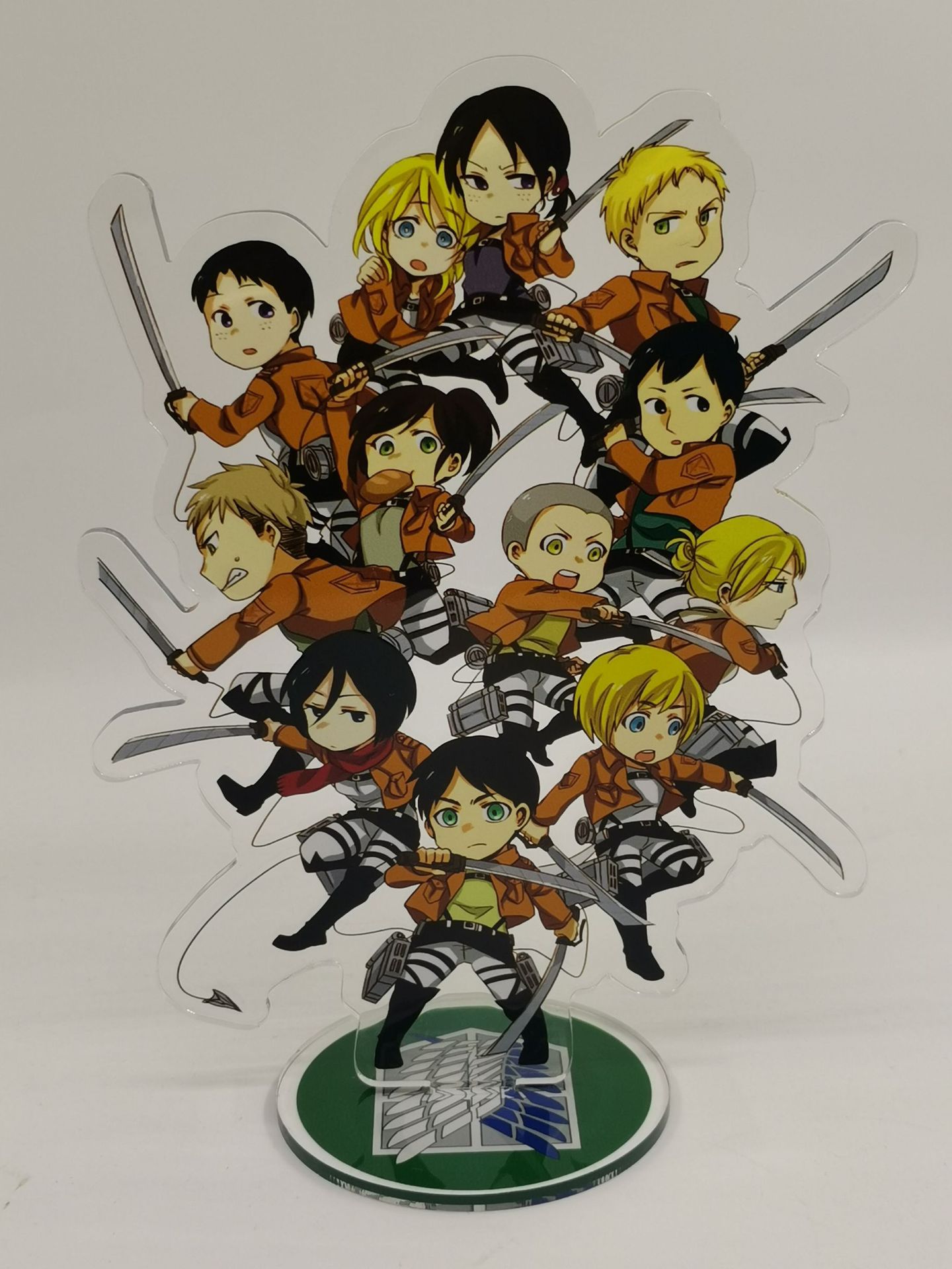 Đồ trang trí Nhân Vật Eren Mikasa Trong Attack On Titan Bằng Acrylic Để Bàn Trang Trí