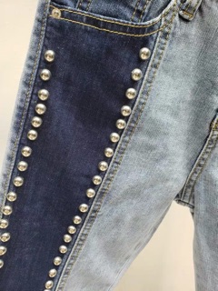 Quần jeans dài đinh tán tròn