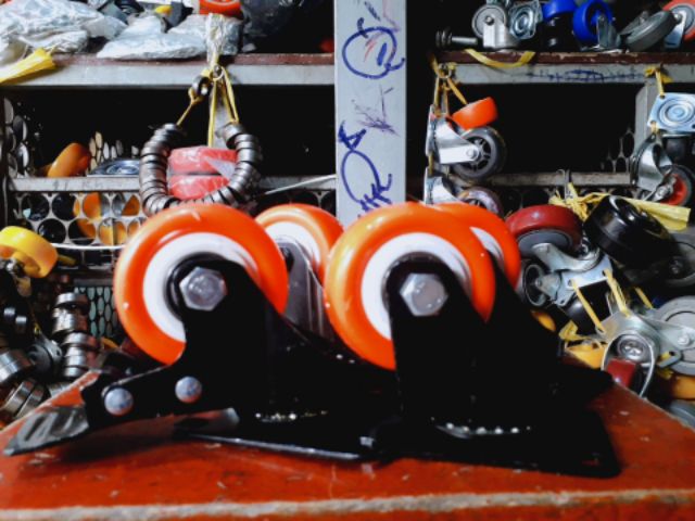 Bánh xe đẩy hàng chịu lực  XOAY 360 ĐỘ GẮN TỦ , KỆ ....