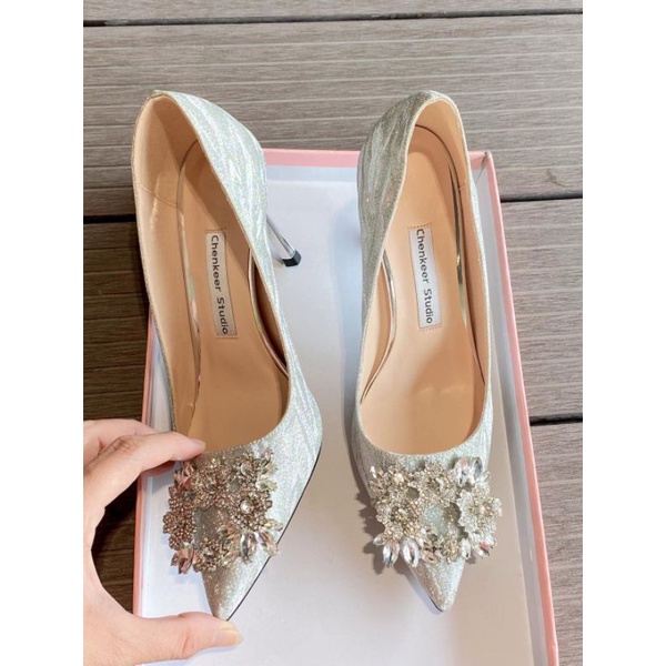 Giày cao gót đá vuông