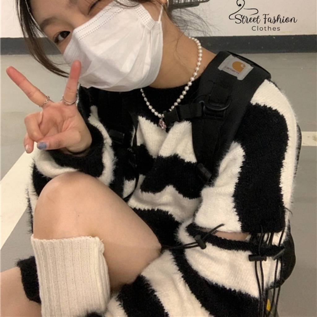 Áo len sweater hoạ tiet kẻ ngang đen trắng cách điệu rách tay phong cách cá tính, trẻ trung, năng động
