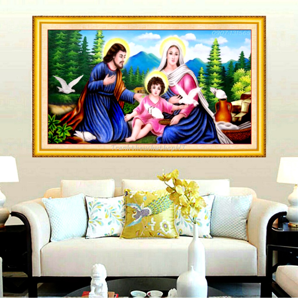 Tranh thêu chữ thập gia đình chúa KT:84x47cm, tranh chưa thêu và chưa khung. Tặng kéo và sỏ chỉ.