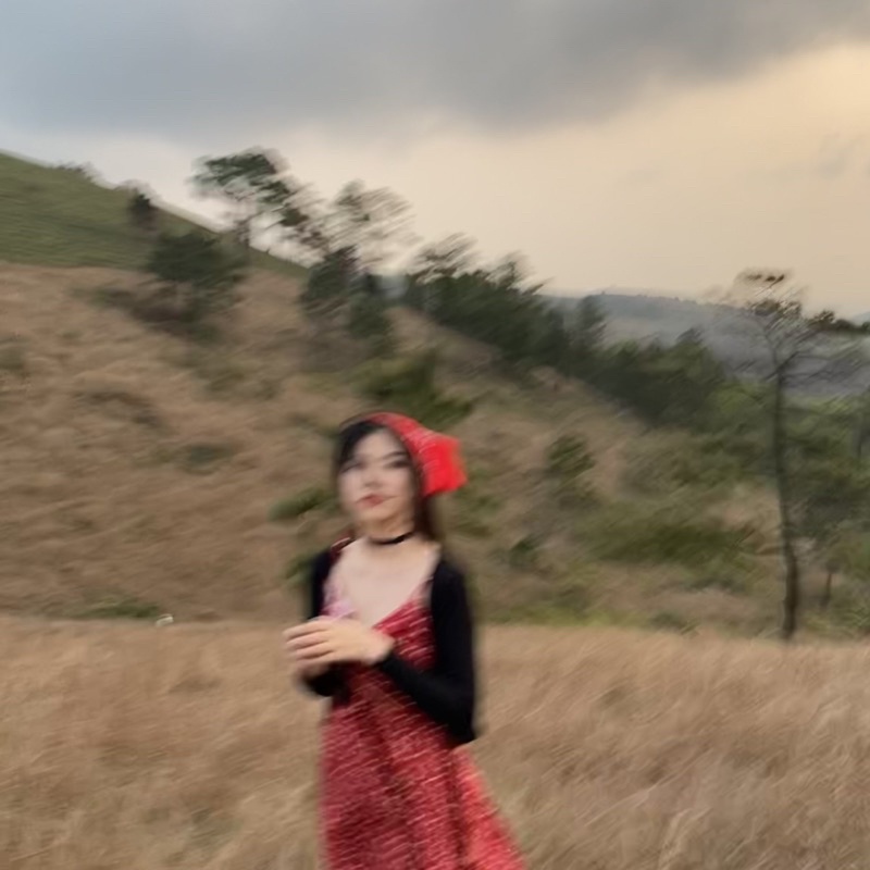 Đầm dây ôm dáng hở lưng quyến rũ kèm khăn đầu