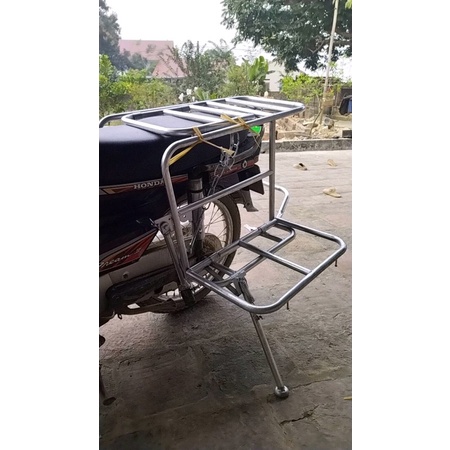 Giá chở hàng, baga xe máy đa năng có 2 cánh sườn, có thể mở cốp đổ xăng kèm chân chống, màu trắng
