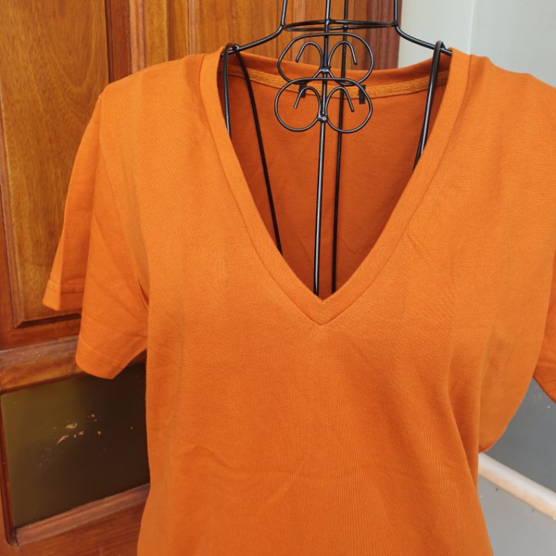 Áo thun cổ V màu cam đất kido kidosince