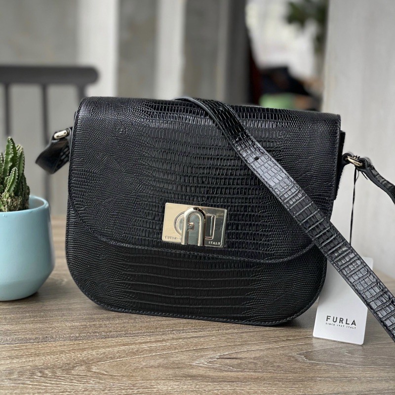 Túi Furla đen Dáng bầu vân da rắn lịch thiệp
