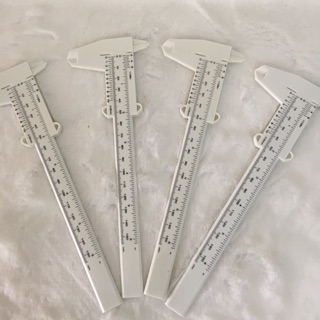 Thước kẹp nhựa.