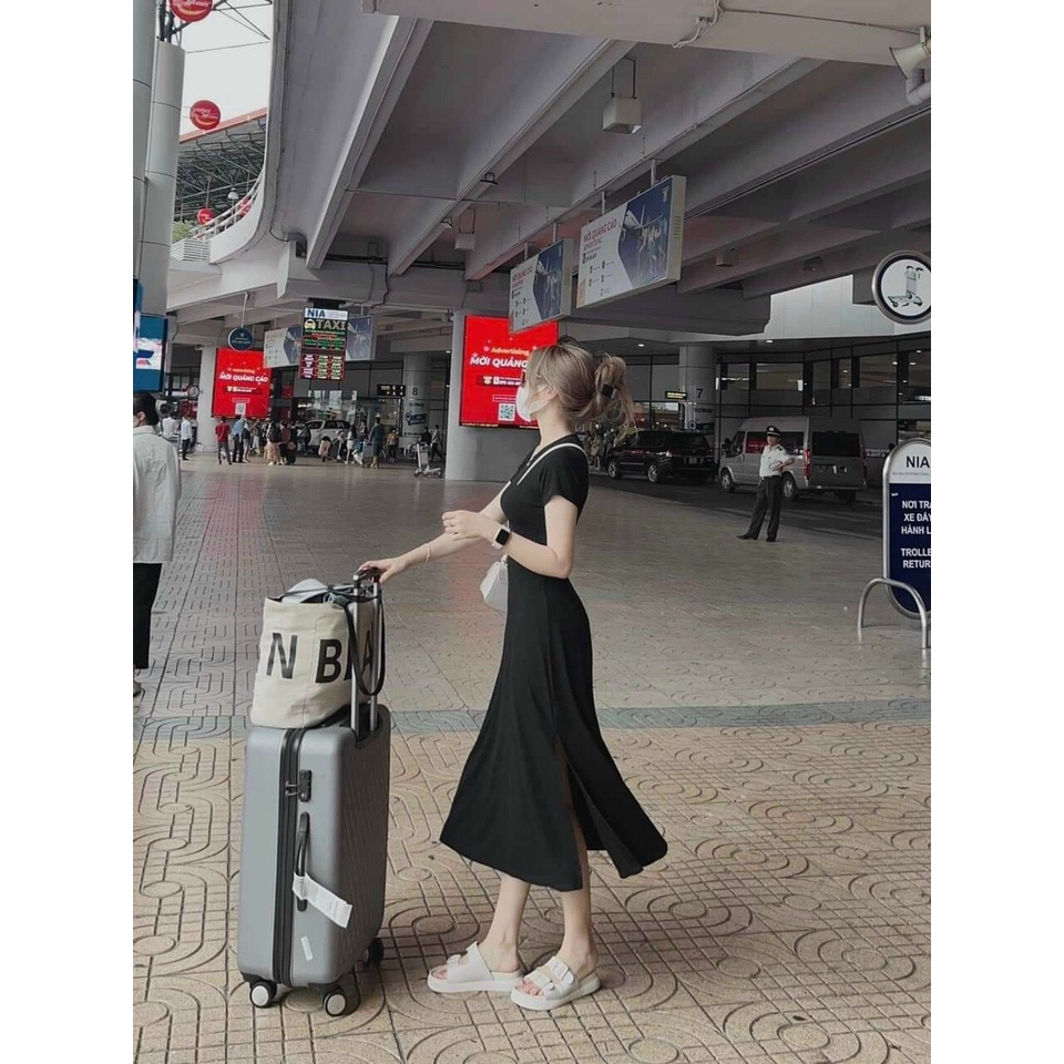 Đầm xòe cổ tròn xẻ tà siêu xinh