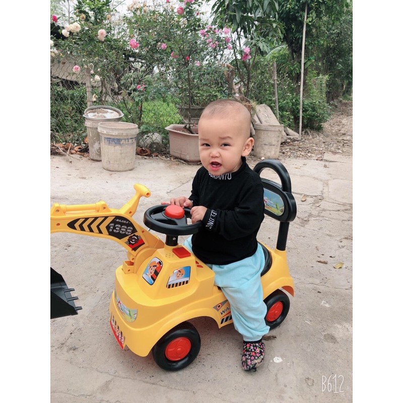 XE CẨU CHÒI CHÂN CÓ CÒI VÀ CỐP ĐỂ ĐỒ CHẤT LIỆU NHỰA SIÊU BỀN.