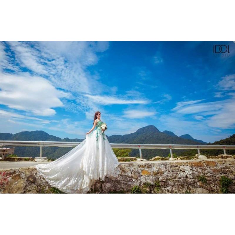 Váy cưới trắng ren xanh