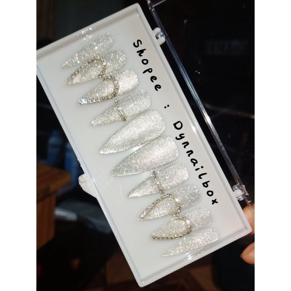 Móng tay giả màu kim tuyến flash trắng viền trái tim