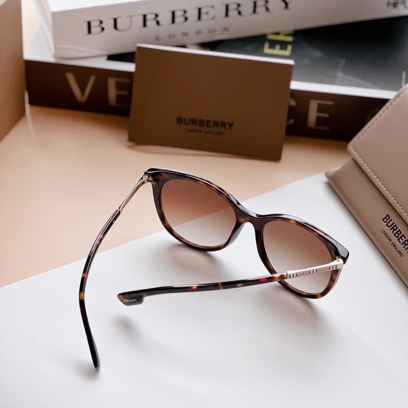 đồng hồ nữ Burberry mẫu 🆕🆕🆕 - màu dark havana sang chảnh. Form ôm dễ lên mặt .