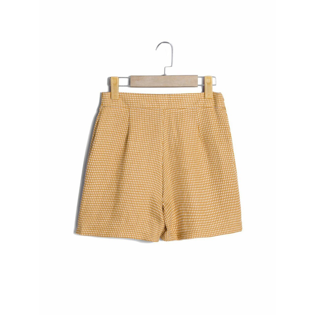 Quần short trước là váy, sau là quần kiểu kẻ phối cúc