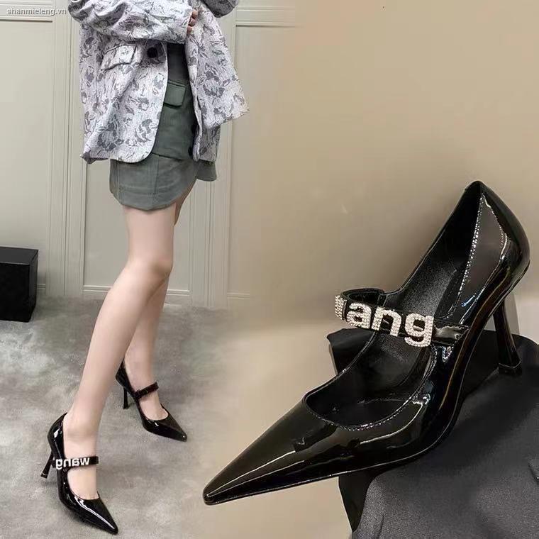 Đôi giày cao gót bằng da bóng mũi nhọn đính đá thời trang mùa thu 2021